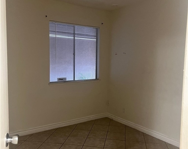 2568 Paradise Village Way - Photo Thumbnail 9