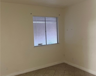 2568 Paradise Village Way - Photo Thumbnail 14