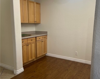 2568 Paradise Village Way - Photo Thumbnail 5