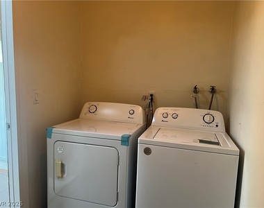 2568 Paradise Village Way - Photo Thumbnail 15