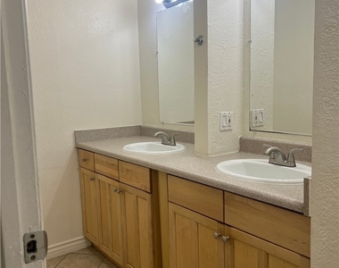 2568 Paradise Village Way - Photo Thumbnail 12