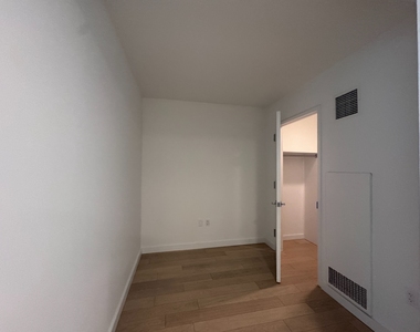 West 43rd Street - Photo Thumbnail 4
