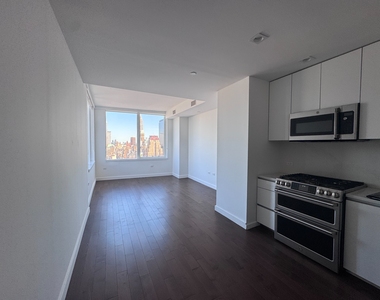 West 36th Street - Photo Thumbnail 2
