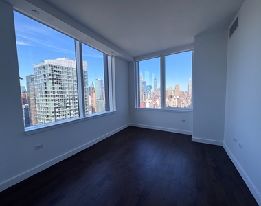 West 36th Street - Photo Thumbnail 1