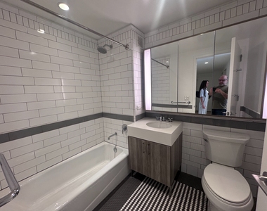 West 38th Street - Photo Thumbnail 3