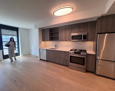 West 38th Street - Photo Thumbnail 1