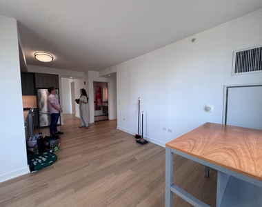 West 38th Street - Photo Thumbnail 3