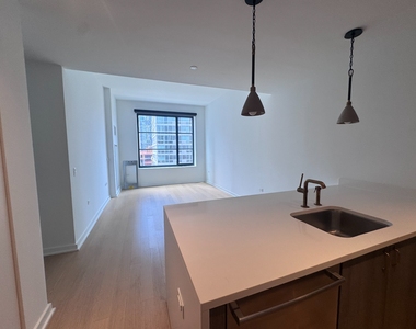 West 38th Street - Photo Thumbnail 3