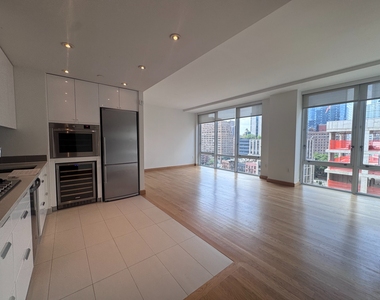West 37th Street - Photo Thumbnail 3