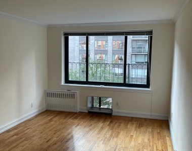 E 87th St / York Avenue - Photo Thumbnail 2