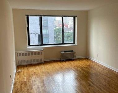 E 87th Street / York Avenue - Photo Thumbnail 6