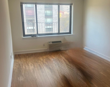 E 87th Street / York Avenue - Photo Thumbnail 3