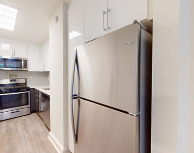10 Hanover Square - Photo Thumbnail 1