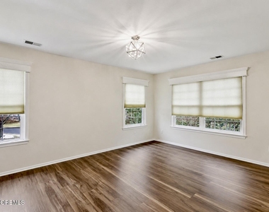413 Yorkshire Place - Photo Thumbnail 12
