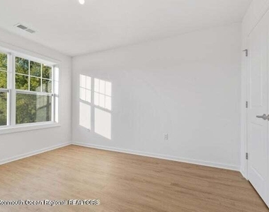 221 Brighton Avenue - Photo Thumbnail 11