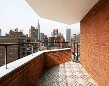 Second Avenue - Photo Thumbnail 5