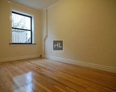 West 52nd Street - Photo Thumbnail 5