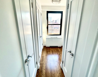 E 82 St - Photo Thumbnail 3