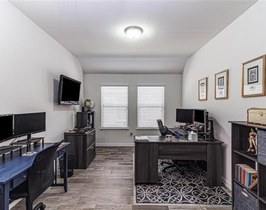 917 Rosewood Street - Photo Thumbnail 10