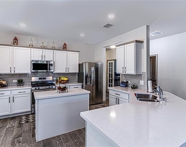 917 Rosewood Street - Photo Thumbnail 6