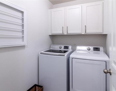 917 Rosewood Street - Photo Thumbnail 14