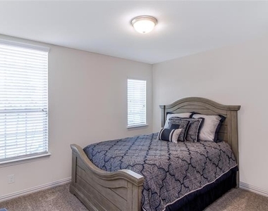 917 Rosewood Street - Photo Thumbnail 11