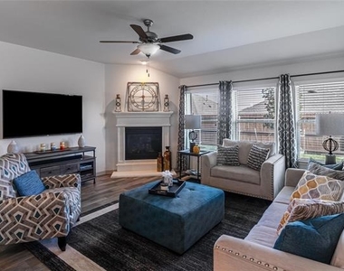 917 Rosewood Street - Photo Thumbnail 3
