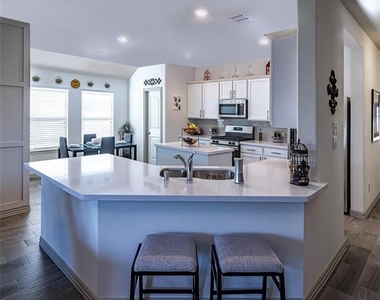 917 Rosewood Street - Photo Thumbnail 5
