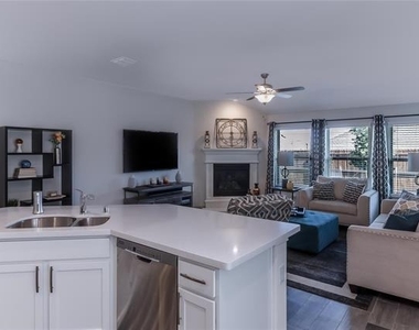 917 Rosewood Street - Photo Thumbnail 7