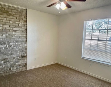 2310 Chapel Hill Lane - Photo Thumbnail 13