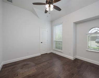 1416 Alexander Drive - Photo Thumbnail 5
