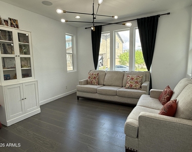 1729 W Myrna Lane - Photo Thumbnail 2