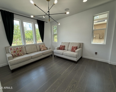 1729 W Myrna Lane - Photo Thumbnail 3
