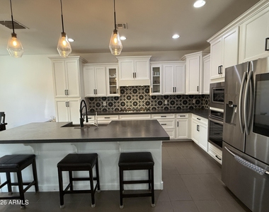 1729 W Myrna Lane - Photo Thumbnail 9