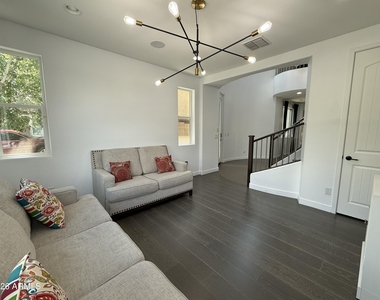 1729 W Myrna Lane - Photo Thumbnail 4