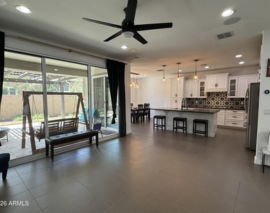 1729 W Myrna Lane - Photo Thumbnail 7