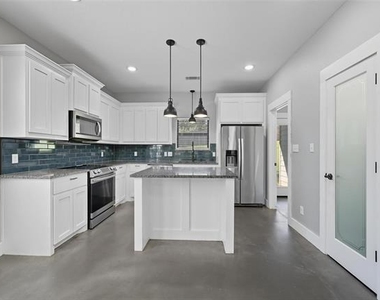 608 E Texas Street - Photo Thumbnail 3