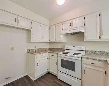 105 Wildwood Court - Photo Thumbnail 8