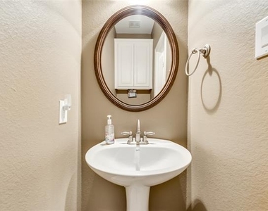 925 Sloan Drive - Photo Thumbnail 4