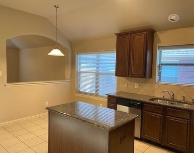 2424 Gold Rush Drive - Photo Thumbnail 5