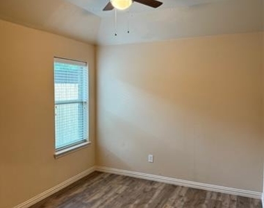 2424 Gold Rush Drive - Photo Thumbnail 11