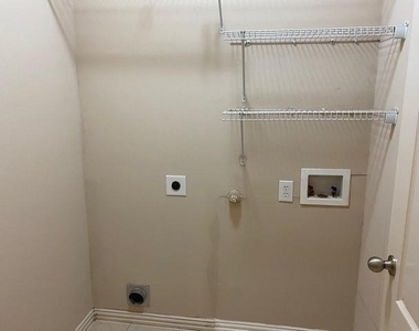 2424 Gold Rush Drive - Photo Thumbnail 13