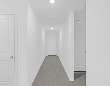 921 Mossycup Street - Photo Thumbnail 4