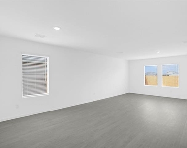 921 Mossycup Street - Photo Thumbnail 7