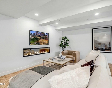 7121 E Rancho Vista Drive - Photo Thumbnail 4