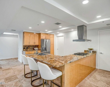 7121 E Rancho Vista Drive - Photo Thumbnail 12