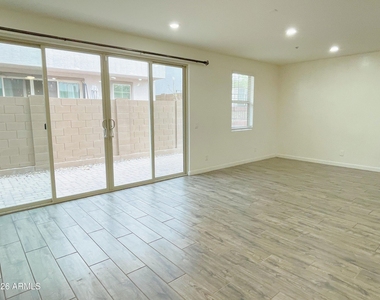 17155 N 9th Place - Photo Thumbnail 4