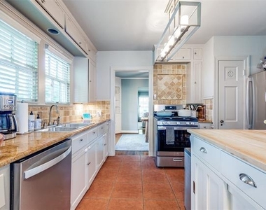 6006 Penrose Avenue - Photo Thumbnail 9