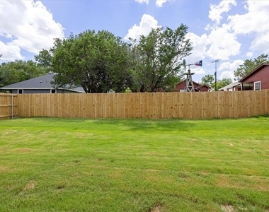 2414 Forest Hill Lane - Photo Thumbnail 31