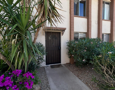 4846 N Woodmere Fairway -- - Photo Thumbnail 5